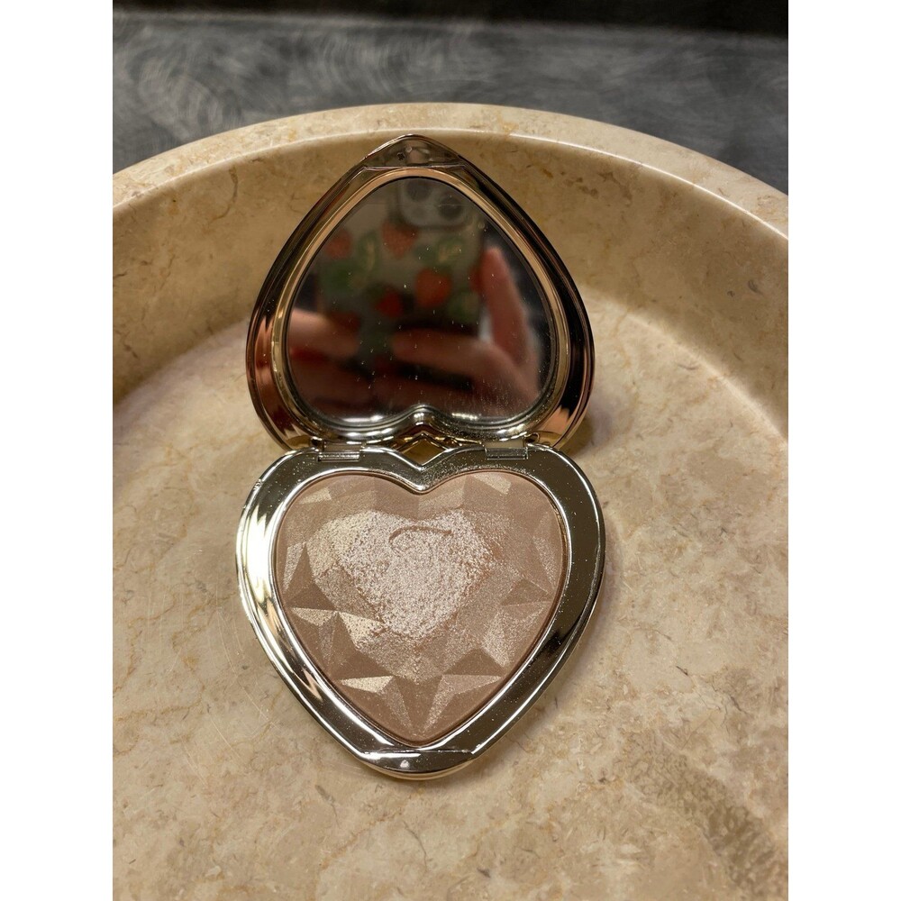 Too faced love light Highlighter in blinded by the light